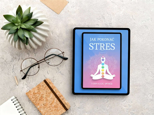 Jak Pokonać Stres i Odnaleźć Spokój – eBook na tablecie, obok okulary i niedokończony notatnik.