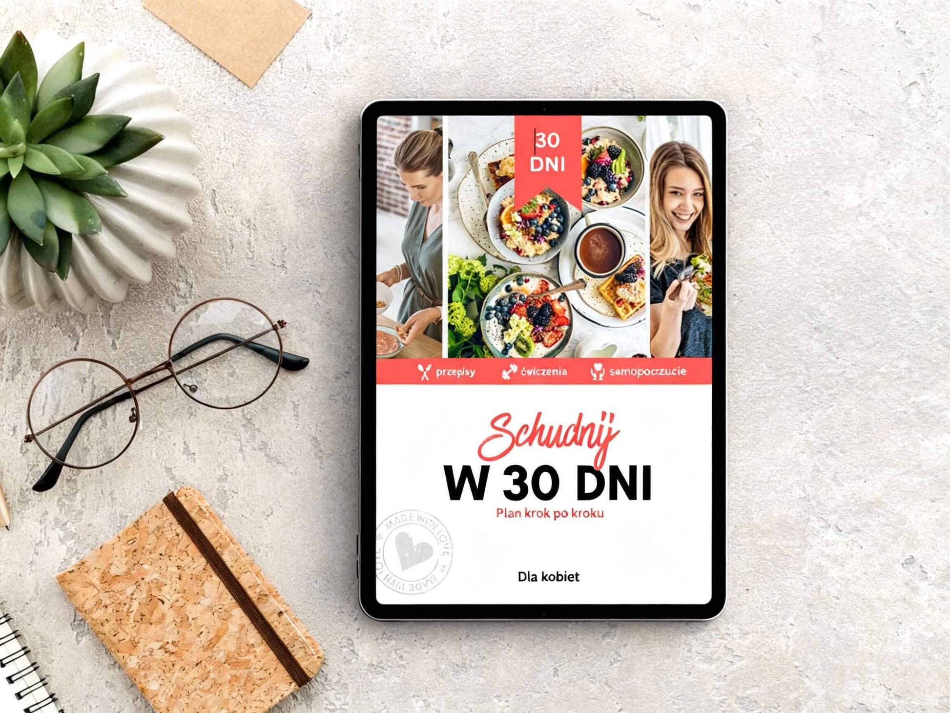 Schudnij w 30 Dni – Dla Kobiet, realny progres -eBook z planem dietetycznym na tablet, zielona roślina i okulary obok.